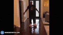 Enlace a GIF: Mike Tyson se come el suelo jugando con un hoverboard