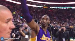 Enlace a GIF: Kobe Bryant se despide de Boston recibiendo una ovación