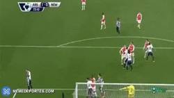 Enlace a GIF: Gol de Koscielny para darle la victoria ante Newcastle