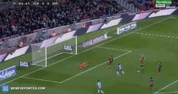 Enlace a GIF: Gol del Espanyol. Caicedo pone el 0-1 con un grave error de Alves en el centro del campo
