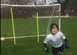 Enlace a GIF: George Shaw tiene 9 años, sufre de parálisis cerebral, pero aún así, lucha por jugar a fútbol
