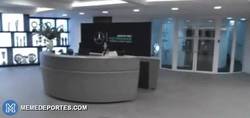 Enlace a GIF: Maneras de divertirse en las oficinas de Mercedes
