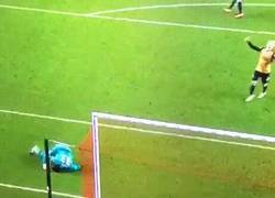 Enlace a GIF: Vaya golazo de Firmino contra el Arsenal, su segundo de la noche