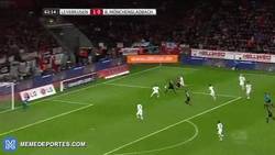 Enlace a GIF: Con este gol Chicharito gana el premio al mejor gol de la primera vuelta en la Bundesliga