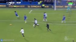 Enlace a GIF: Gol de Mirallas que pone el segundo gol del Everton ante el Chelsea. Un auténtico GOLAZO