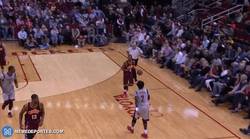 Enlace a GIF: Espectacular canasta de Kyrie Irving en la victoria de los Cavs frente a los Rockets