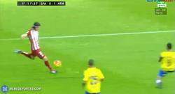Enlace a GIF: El gol de Filipe Luis cruzando el balón a Las Palmas