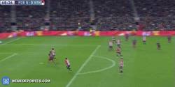 Enlace a GIF: Manita para el Barça. Vaya control y gol de Luis Suárez