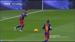 Enlace a GIF: Uno de los detalles de ayer, control espectacular de Neymar