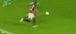 Enlace a GIF: La obra de arte de The Prince Boateng hace unos años en Champions League