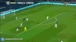Enlace a GIF: Golazo de volea de Di María ante el Angers