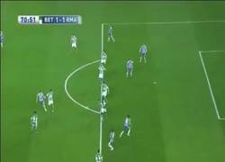 Enlace a GIF: Gol de Benzema frente al Real Betis en claro fuera de juego. Empata el partido