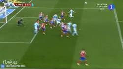 Enlace a GIF: Gol de Pablo Hernández que adelanta al Celta de Vigo frente al Atleti