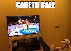 Enlace a Gareth Bale viendo a Cristiano en la tele