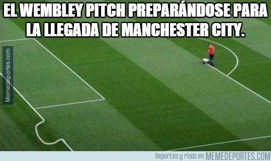 794110 - El Wembley Pitch preparándose para la llegada de Manchester City