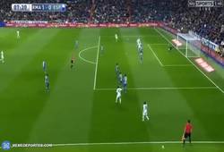 Enlace a GIF: Gol de Benzema con asistencia brutal de James