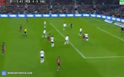 Enlace a GIF: Goooolaazo de Messi, su doblete y el cuarto del Barça