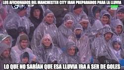 Enlace a Los aficionados del Manchester City iban preparados para la lluvia