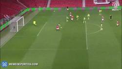 Enlace a GIF: El golazo escandaloso de Will Keane con el Manchester United U21