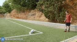 Enlace a GIF: Messi haciendo el Challenge del larguero desde el saque de esquina