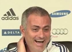 Enlace a GIF: Mourinho al ver otra nueva derrota de Van Gaal
