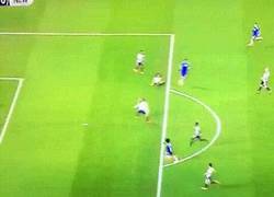 Enlace a GIF: Gol de Willian para poner el tercero en la goleada blue contra el Newcastle