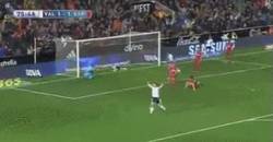 Enlace a GIF: El gol de Cheryshev que le da los 3 primeros puntos de Neville en Liga