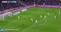 Enlace a GIF: El golazo de Suárez con una enorme asistencia de Messi