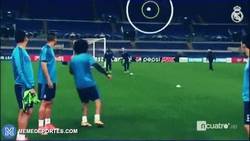 Enlace a GIF: Golazo de Marcelo en el entrenamiento previo al Roma-Real Madrid