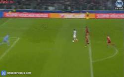 Enlace a GIF: Gol de Dybala que recorta distancias frente al Bayern