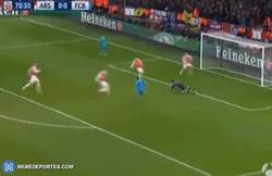 Enlace a GIF: Messi marca a Cech, ¡por fin!