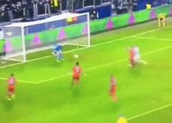 Enlace a GIF: Gol de Stuararo que iguala el choque frente al Bayern