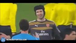 Enlace a GIF: La deportividad de Cech felicitando a Messi tras su doblete