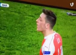 Enlace a GIF: Lo más destacado de Özil en el partido, los besitos a Dani Álves