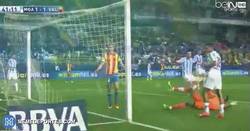 Enlace a GIF: El golazo que se ha metido Kameni contra el Valencia