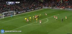 Enlace a GIF: El golazo de Mata de falta que le daba la victoria al Manchester United ante el Wattford