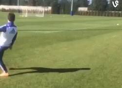 Enlace a GIF: El golazo de Eden Hazard en el entrenamiento del Chelsea