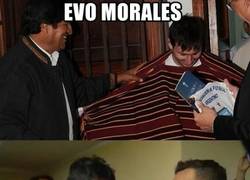 Enlace a Evo Morales siempre le pone el mismo poncho a las visitas argentinas