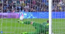 Enlace a GIF: Ter Stegen salva al Barça con una doble parada brutal