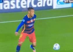 Enlace a GIF: Uno de los lujos que nos dejó Neymar en el partido contra el Arsenal