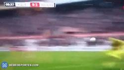 Enlace a GIF: Gol de Lewandowski que sigue en racha en la Bundesliga como máximo goleador
