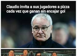 Enlace a Ranieri se deja el sueldo en pizza