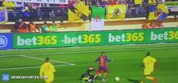 Enlace a GIF: ¿Robo al Villarreal? El penalti de Asenjo a Neymar en cámara lenta