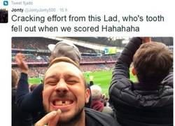 Enlace a Este aficionado del United se rompió un diente al celebrar el gol de Rashford