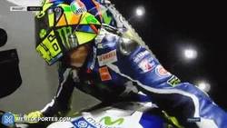 Enlace a GIF: Así fue el rifirrafe entre Rossi y Lorenzo