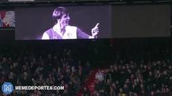 Enlace a GIF: El público del Feyenoord de pie al minuto 14. Han detenido el partido. ¡BRUTAL!
