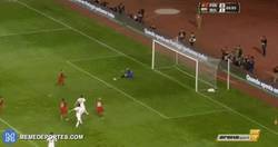 Enlace a GIF: El portero búlgaro para el penalti a Cristiano Ronaldo y luego falla a portería vacía