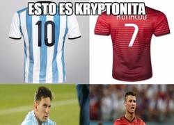 Enlace a Las camisetas de Argentina y Portugal son pura kryptonita para Messi y Cristiano, respectivamente