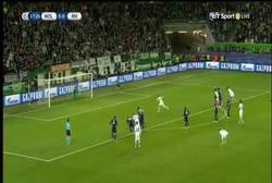 Enlace a GIF: Gol del Wolfsburgo de penalti que se adelanta en el marcador