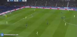 Enlace a GIF: Gol de Zlatan al error de la defensa del PSG